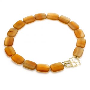 Zonnige halsketting collier met carneool en geelgoud slot juwelier gent cadeau